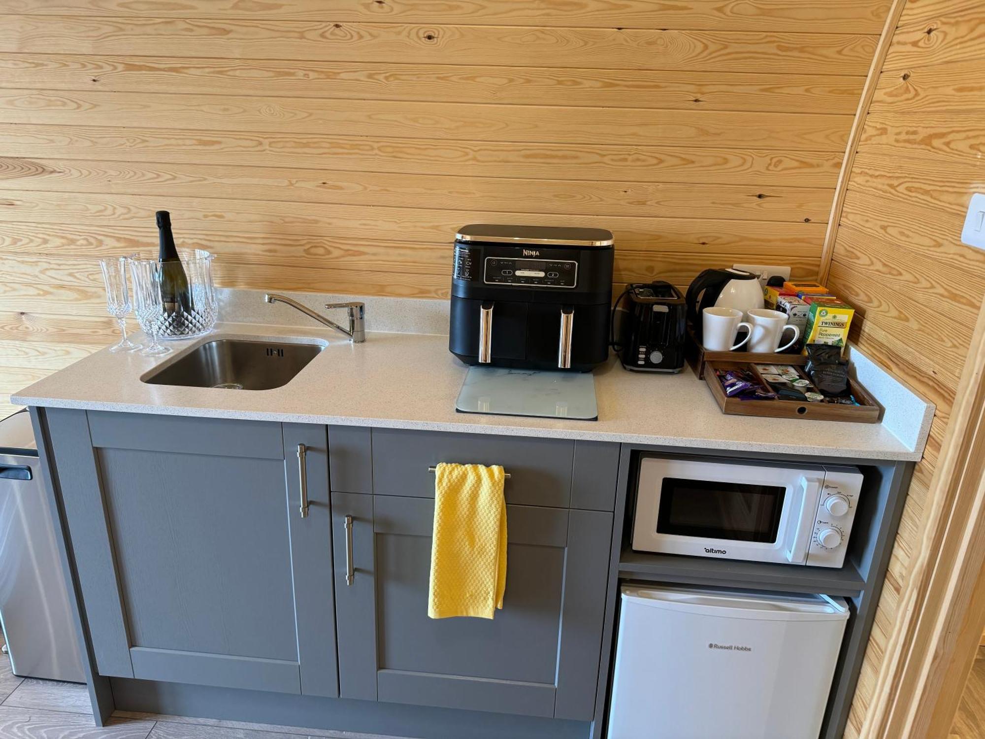 Ffrith Beach Glamping With Hot Tub Hotel Prestatyn Eksteriør billede