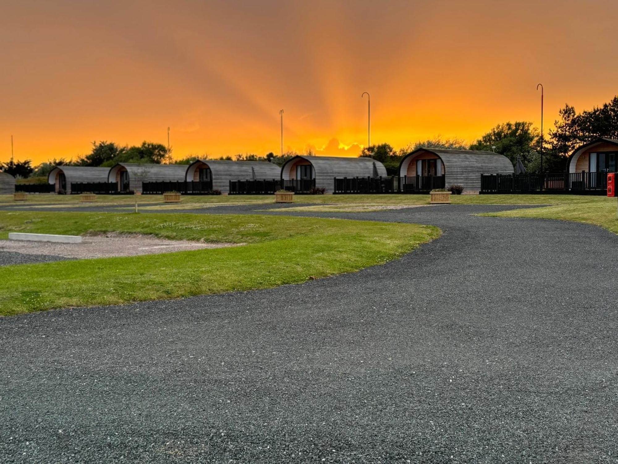 Ffrith Beach Glamping With Hot Tub Hotel Prestatyn Eksteriør billede