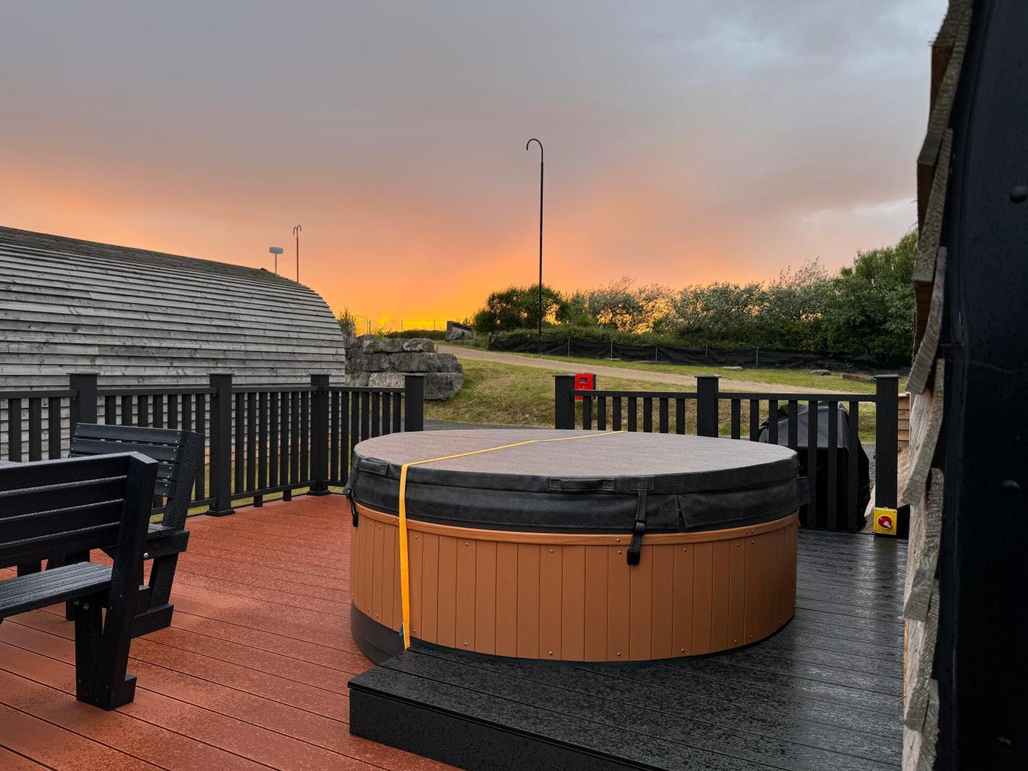 Ffrith Beach Glamping With Hot Tub Hotel Prestatyn Eksteriør billede